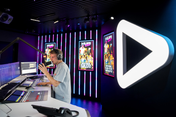 NMO luistercijfers zijn binnen: Qmusic opnieuw grootste, groei voor Veronica