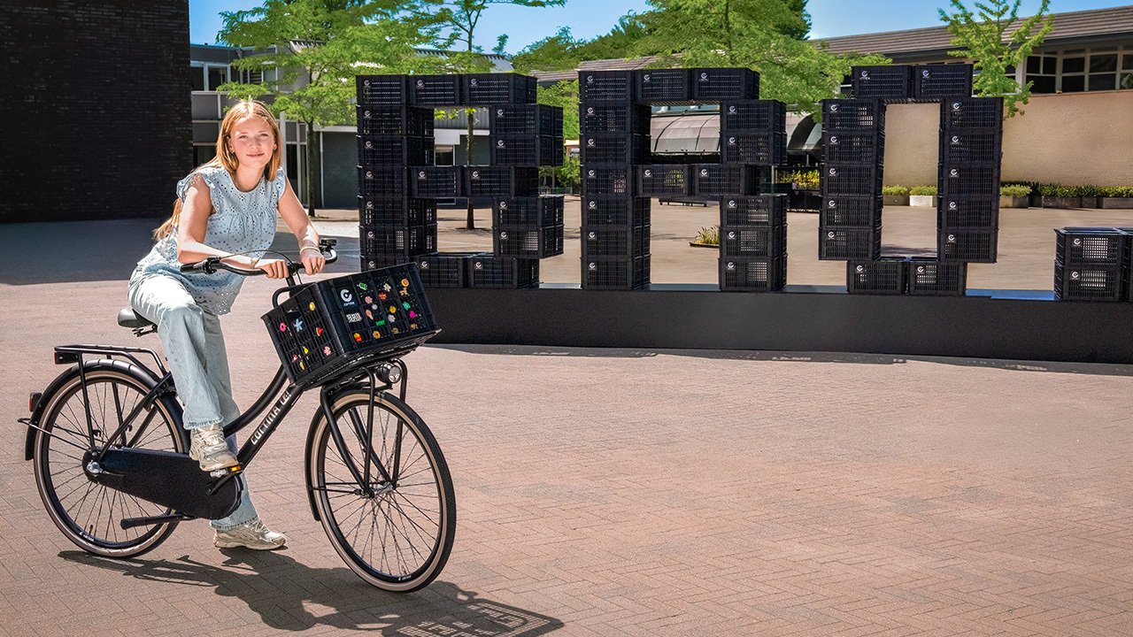Cortina en Lemon bouwen gigantische ‘Bro’-installatie, letterlijk, met fietskratjes