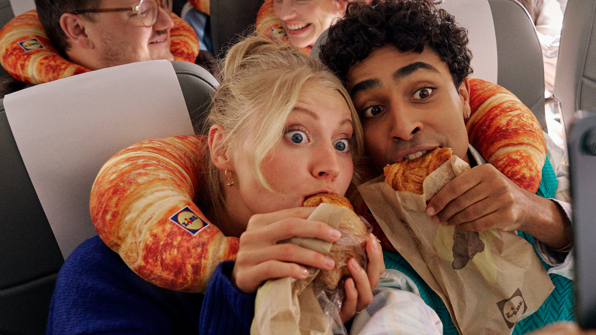 Lidl verrast tijdens Paris Fashion Week met 'Neck Croissant'
