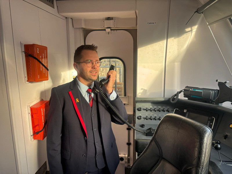 Conducteurs vragen reizigers naar elkaar om te kijken in speciale omroep