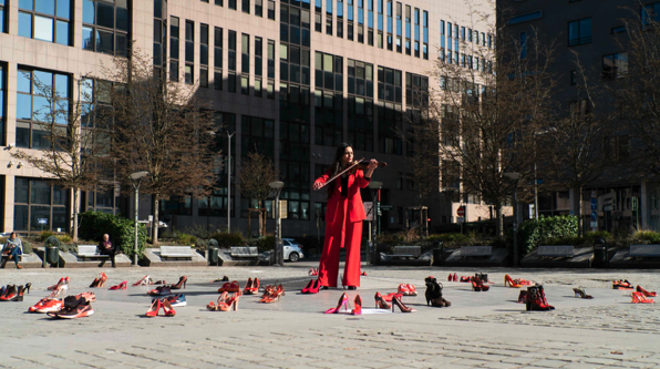 De Dam bezaaid met rode hakken bij kunstdemonstratie tegen femicide