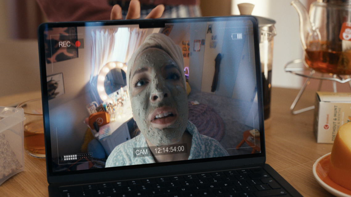 Lies 'leent' spullen van dochter in nieuwe commercial Kruidvat en Suite Rouge