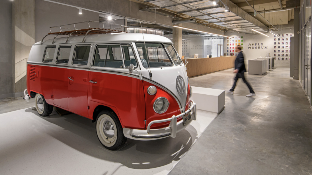 Wat doet een VW T1 bus in het nieuwe Apple Museum in Utrecht?