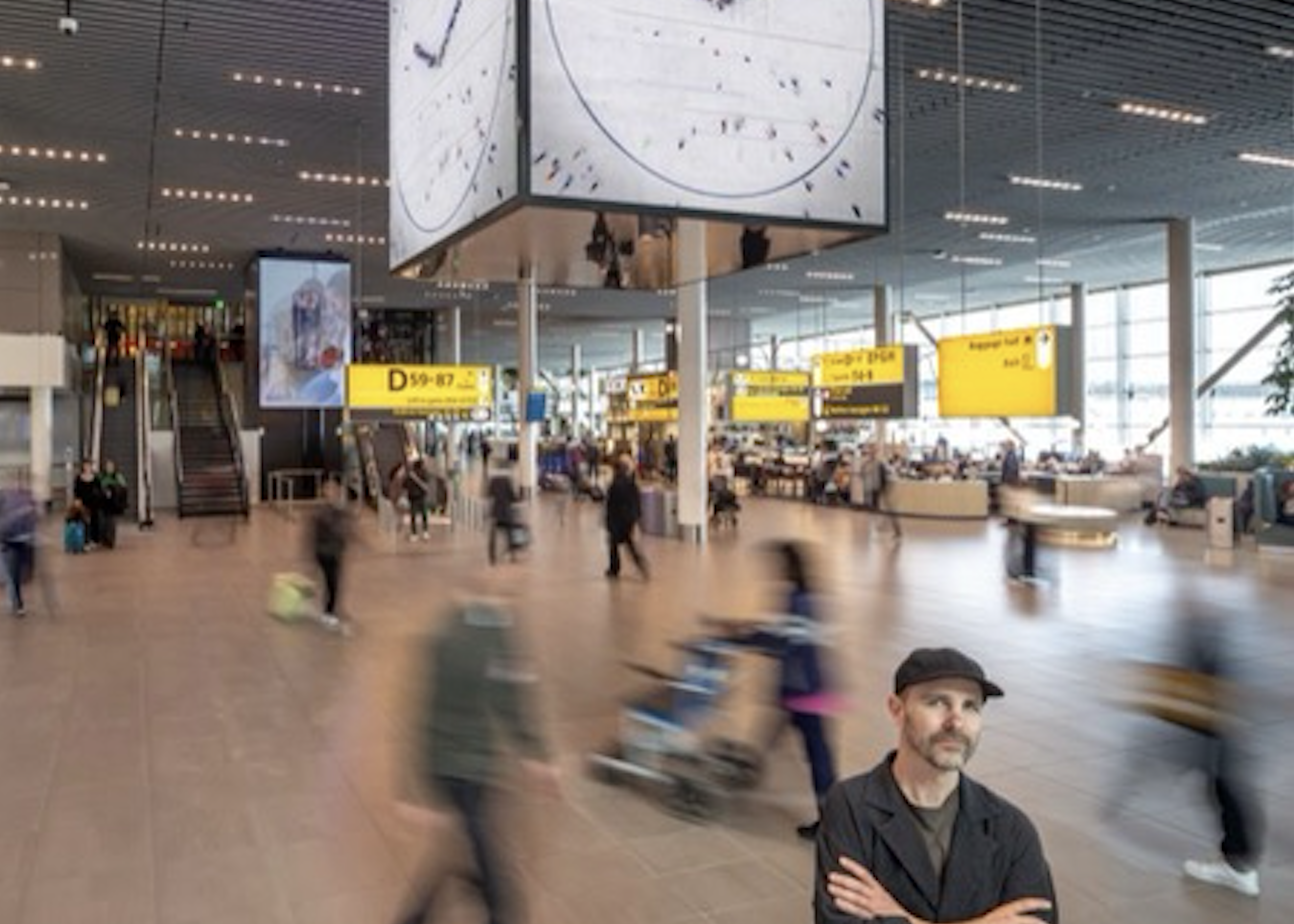 Duizend mensen vormen de tijd op Schiphol
