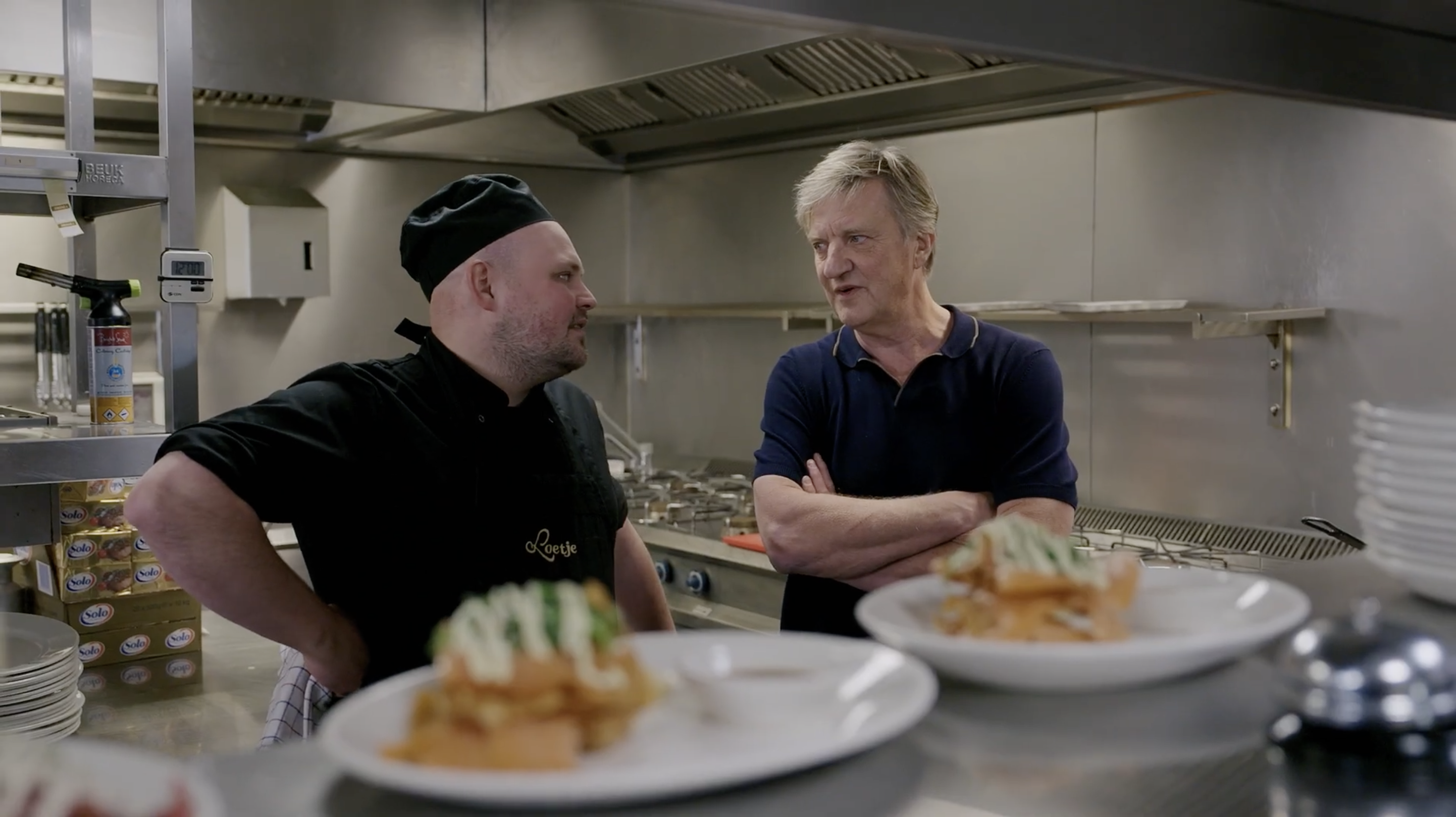 Wim Kieft draait rollen om in nieuwe Land van Loetje-video