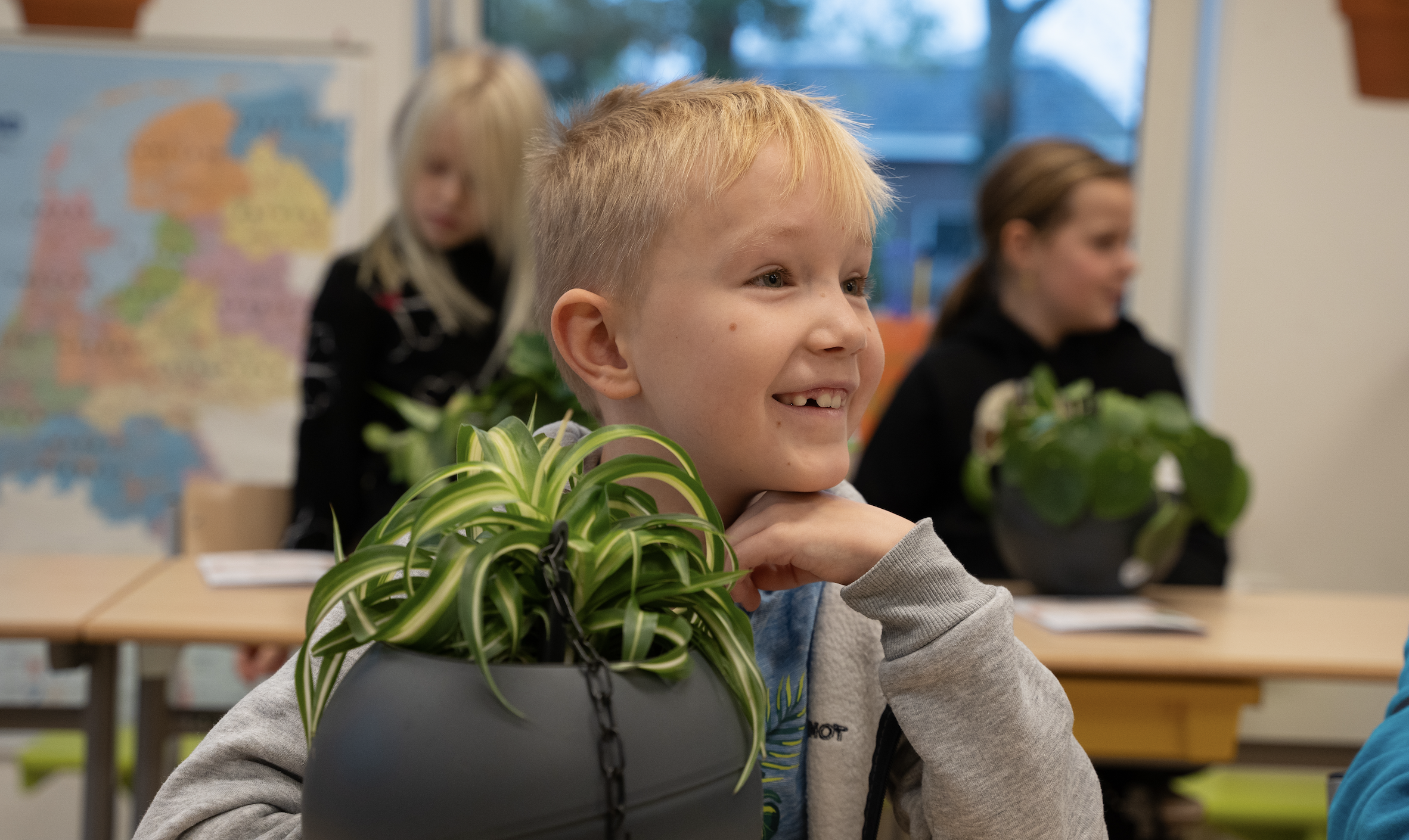 GreenBee Founation en Plants & Flowers vergroenen 100 schoolklassen