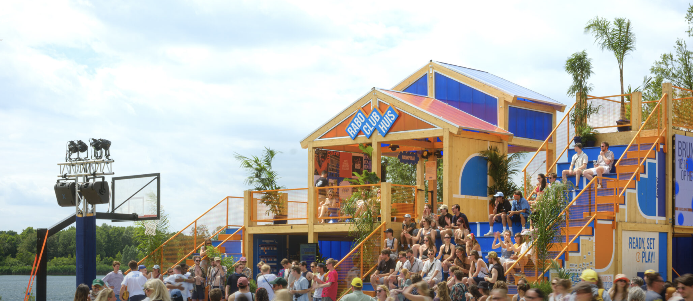 Rabobank daagt Lowlands-bezoekers uit met Nederlands schaakkampioen Eline Roebers