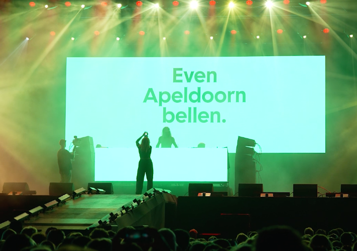 Centraal Beheer lanceert campagne met stunt op festival: typisch 'Even Apeldoorn bellen'-moment