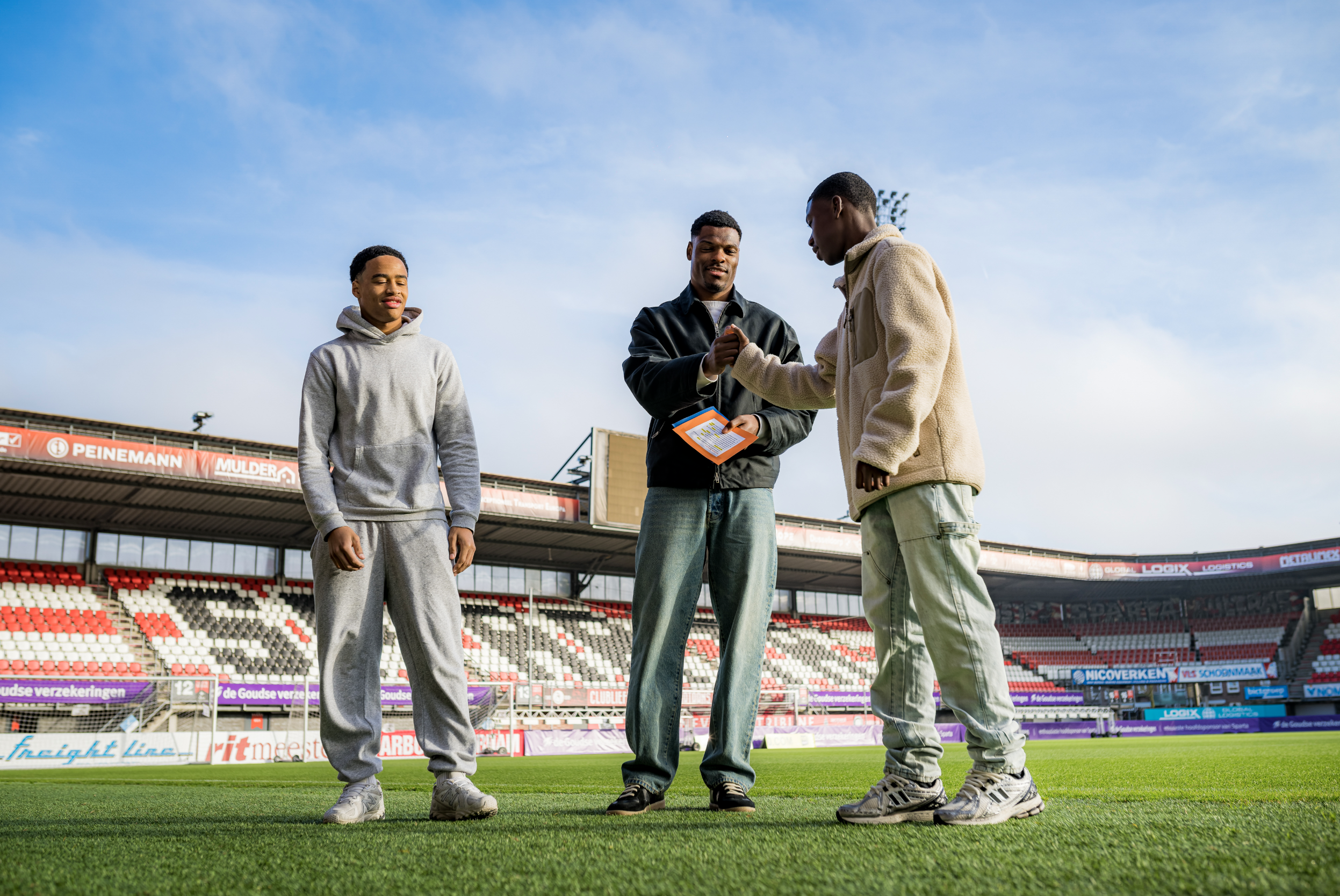 BUUT zet Denzel Dumfries in voor geldles aan Gen Z