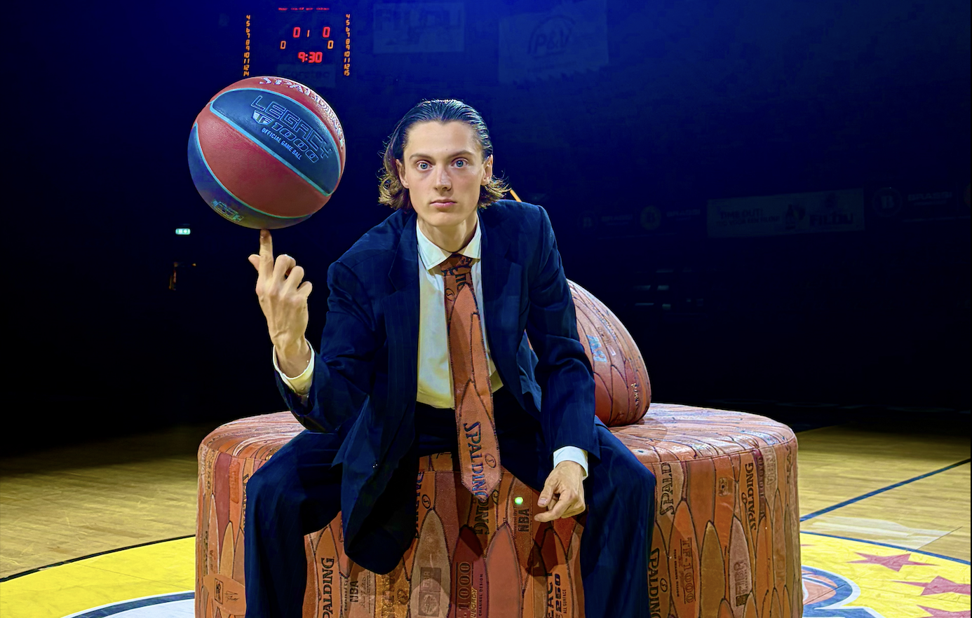 Belgische kunstenaar Ralph Nollet maakt zespersoons zitbank van 100 versleten basketballen