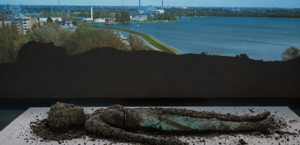 Dordtenaren dragen op 18 juli in stilte een levensgroot beeld door de straten van de stad