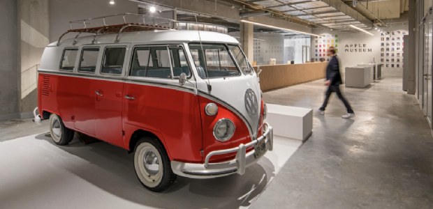 Wat doet een VW T1 bus in het nieuwe Apple Museum in Utrecht?