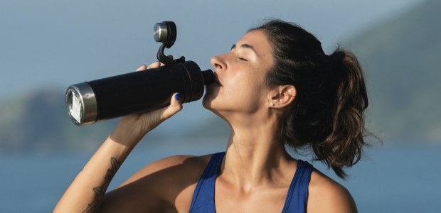 De drinkfles als campagnemiddel: waarom marketeers weer iets in handen willen 