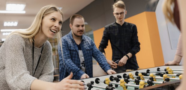 Koffie, Kaarten en Gemeenschap: Waarom Sociale Spellen Belangrijk Zijn in Kleine Steden