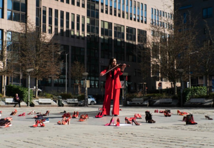 De Dam bezaaid met rode hakken bij kunstdemonstratie tegen femicide