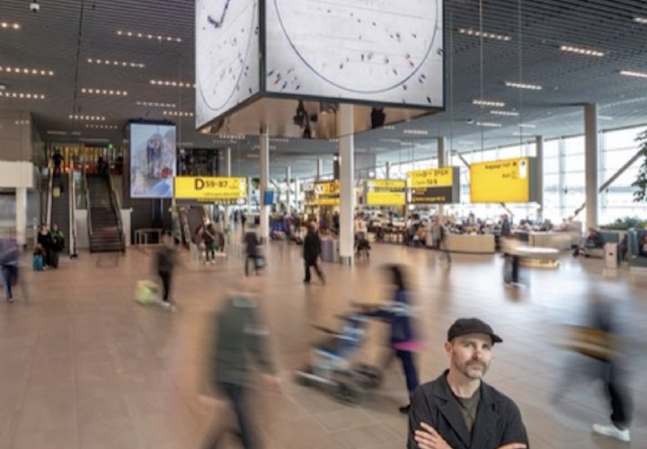 Duizend mensen vormen de tijd op Schiphol